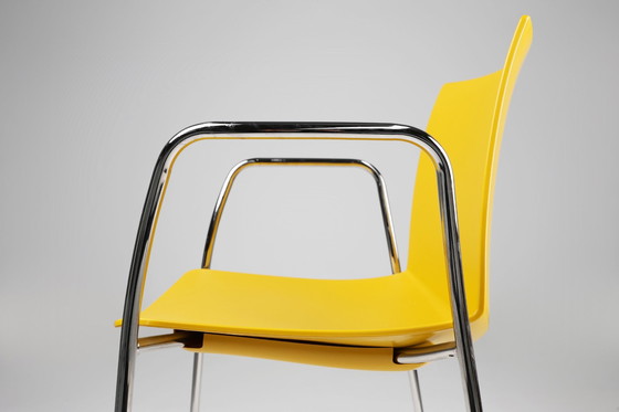 Image 1 of Chaise jaune du milieu du siècle avec structure en métal et assise en plastique, Belgique