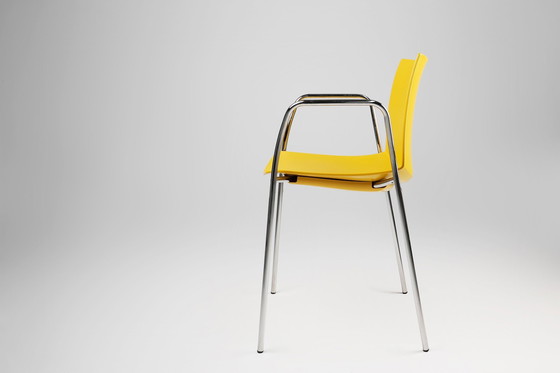 Image 1 of Chaise jaune du milieu du siècle avec structure en métal et assise en plastique, Belgique