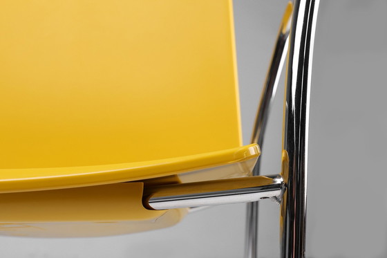 Image 1 of Chaise jaune du milieu du siècle avec structure en métal et assise en plastique, Belgique