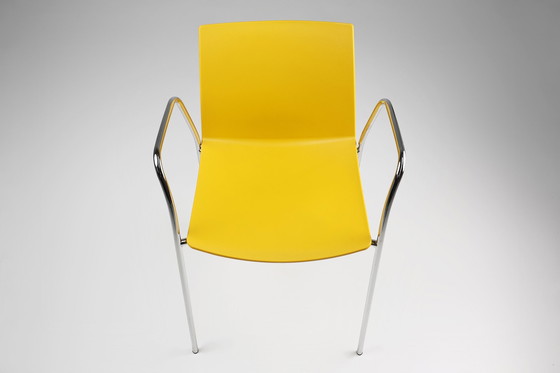Image 1 of Chaise jaune du milieu du siècle avec structure en métal et assise en plastique, Belgique