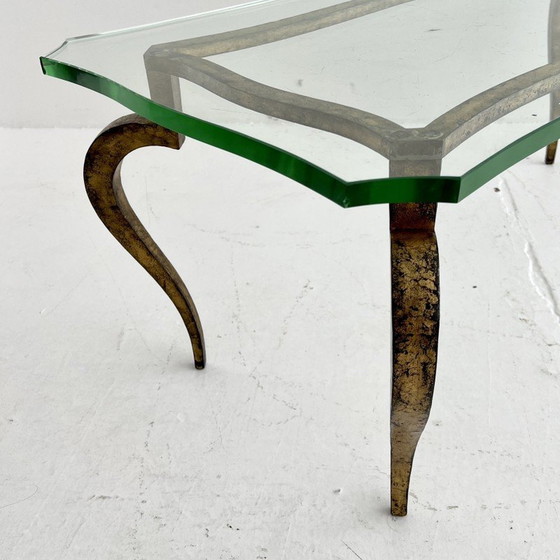 Image 1 of Table basse vintage en fer doré et verre par Maison Ramsay