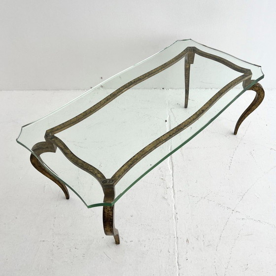 Image 1 of Table basse vintage en fer doré et verre par Maison Ramsay