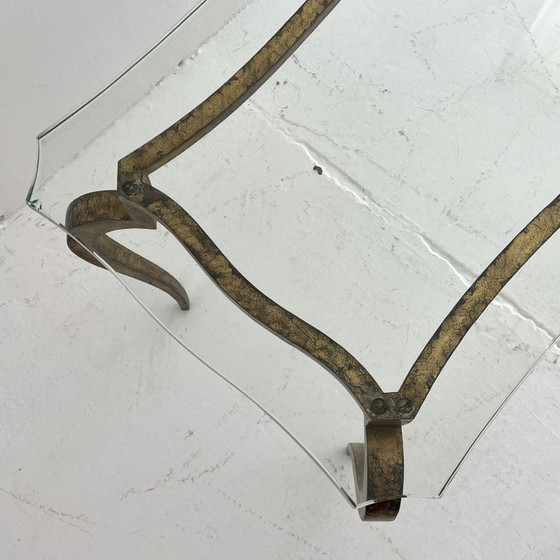 Image 1 of Table basse vintage en fer doré et verre par Maison Ramsay
