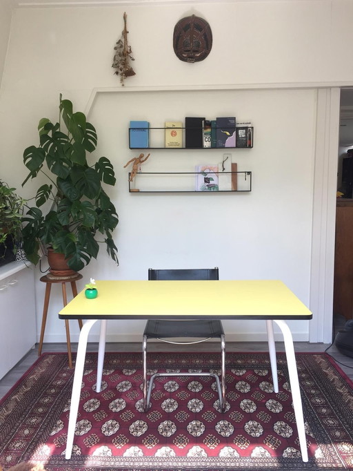 Bureau rétro en formica jaune (Les Gambettes - Vera)