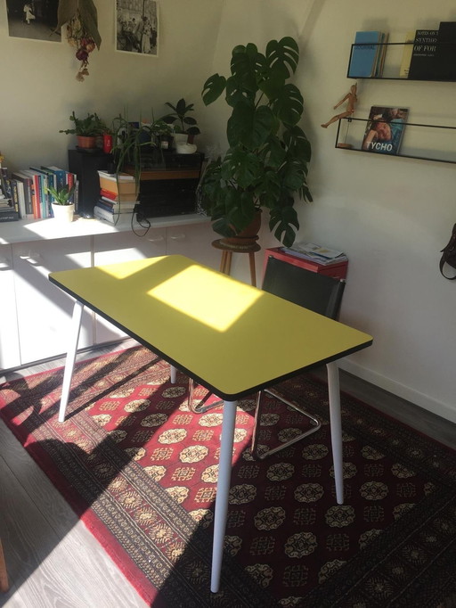 Bureau rétro en formica jaune (Les Gambettes - Vera)