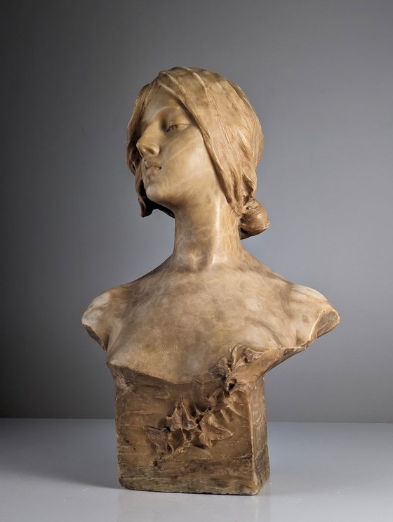 Image 1 of Buste en albâtre "Giovane Donna" par Antonio Frilli