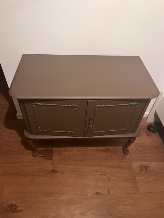 Image 1 of Élégante commode de style provincial français avec détails ornés