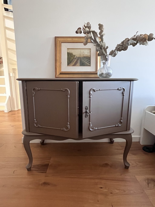 Élégante commode de style provincial français avec détails ornés