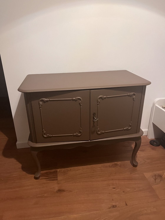 Image 1 of Élégante commode de style provincial français avec détails ornés