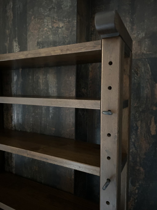 Bibliothèque brutaliste Vitrine