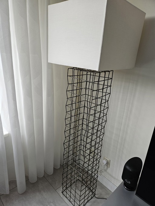 Lampadaire en métal avec abat-jour beige