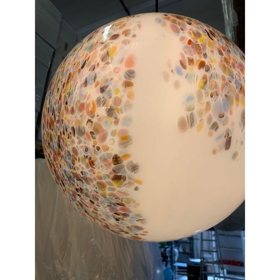 Image 1 of Sphère contemporaine en verre de Murano blanc laiteux et murrine multicolore