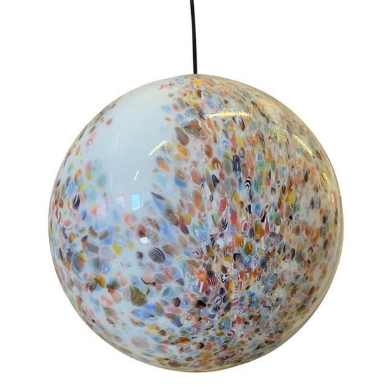 Image 1 of Sphère contemporaine en verre de Murano blanc laiteux et murrine multicolore