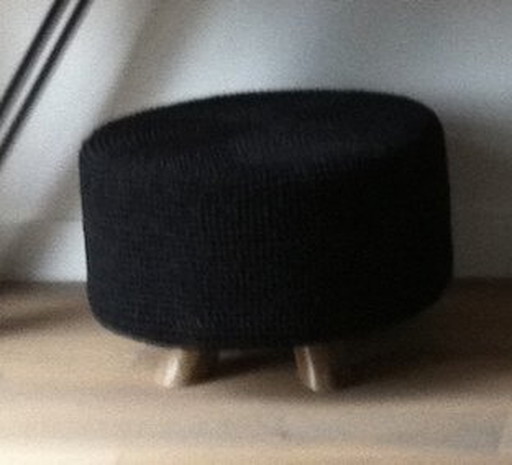 Tabouret rond en crochet noir, sur pieds en bois