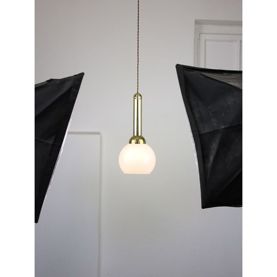 Image 1 of Lampe suspendue vintage en or et opaline