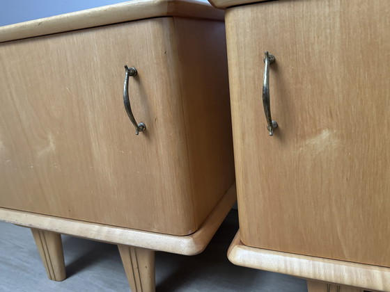 Image 1 of 2x Tables de nuit en noyer Mid Century