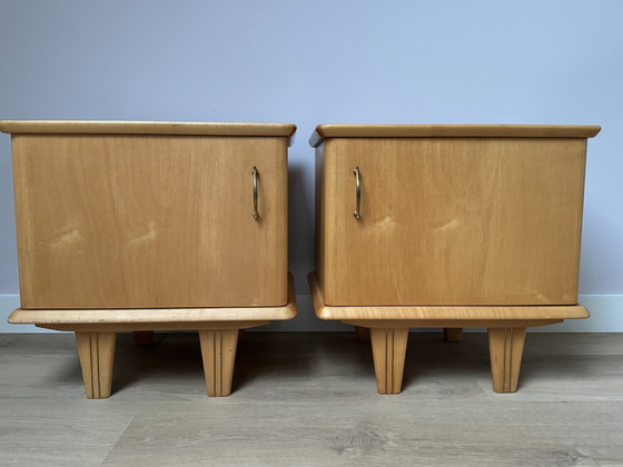 Image 1 of 2x Tables de nuit en noyer Mid Century