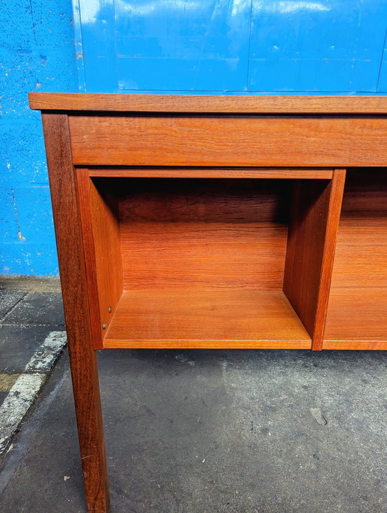 Image 1 of Bureau danois vintage en teck autoportant 1960S