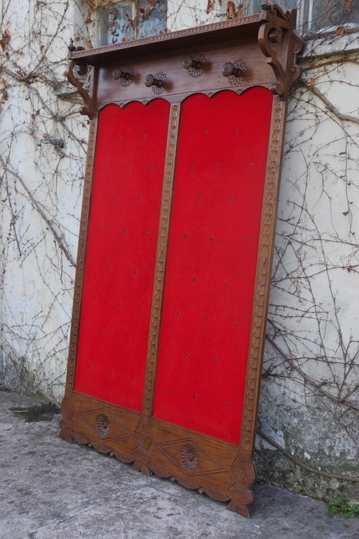 Porte-manteau mural en bois et velours rouge, années 1950