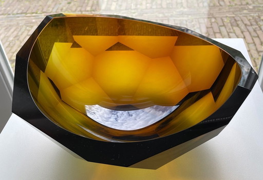 Objet unique en verre "Honey" de Tomas Brzon