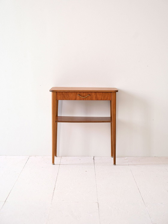 Image 1 of 1960S Retro Table de nuit en teck avec poignée en métal et porte-revues - Vintage Scandinavian Design