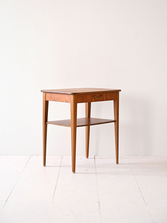 Image 1 of 1960S Retro Table de nuit en teck avec poignée en métal et porte-revues - Vintage Scandinavian Design