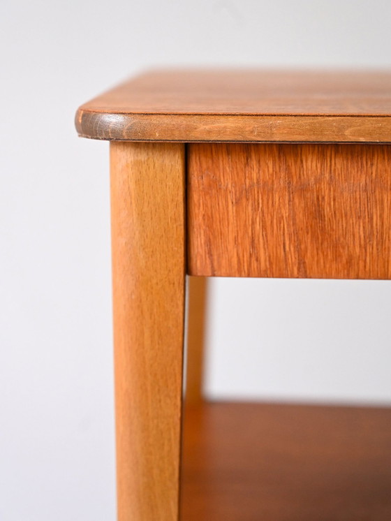 Image 1 of 1960S Retro Table de nuit en teck avec poignée en métal et porte-revues - Vintage Scandinavian Design