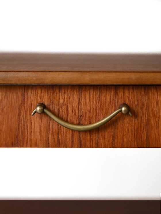 Image 1 of 1960S Retro Table de nuit en teck avec poignée en métal et porte-revues - Vintage Scandinavian Design