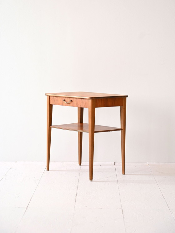 Image 1 of 1960S Retro Table de nuit en teck avec poignée en métal et porte-revues - Vintage Scandinavian Design