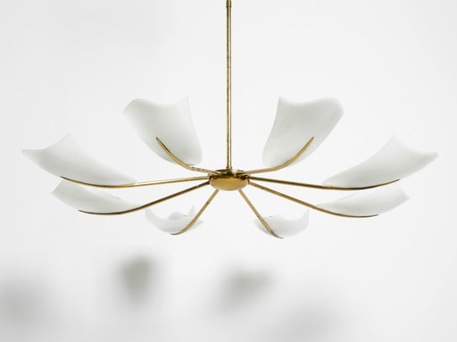 Magnifique lustre en laiton à 8 branches de style Mid Century Modern avec grands abat-jours en plexiglas