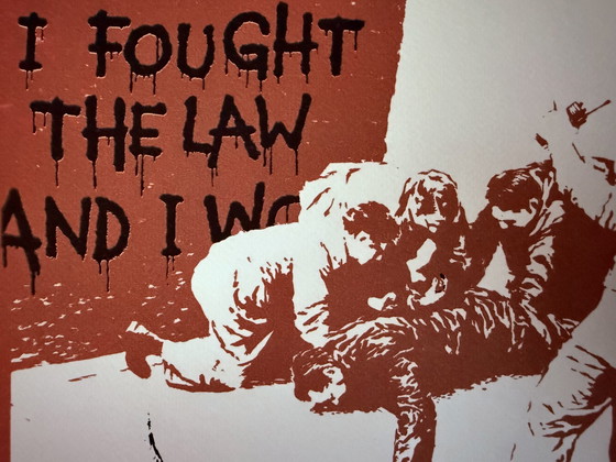 Image 1 of Banksy : Lithographie signée, numérotée 55/250, "I Fought The Law And I Won" (Je me suis battu contre la loi et j'ai gagné)