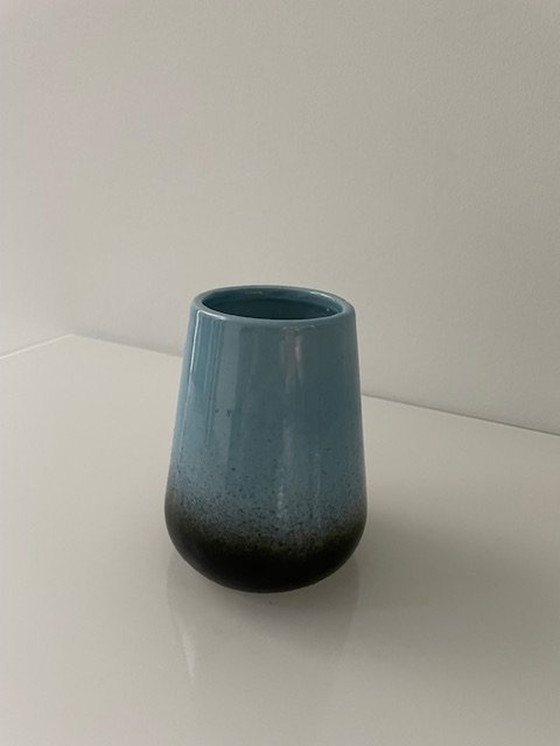 Image 1 of Vase Bleu clair et glaçure noire