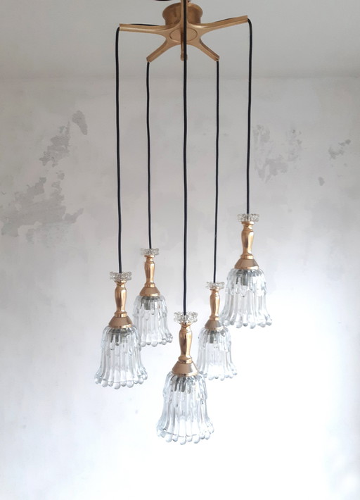 Lampe pendante vintage en cascade dorée avec 5 calices en verre transparent