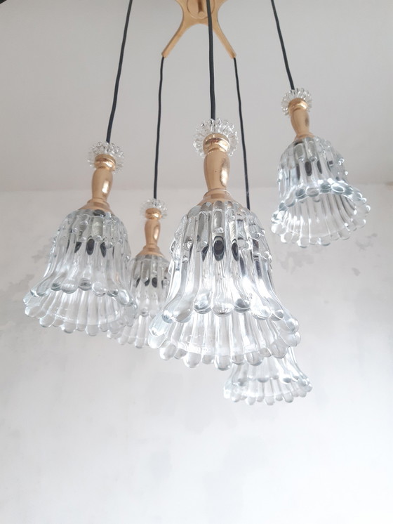 Image 1 of Lampe pendante vintage en cascade dorée avec 5 calices en verre transparent