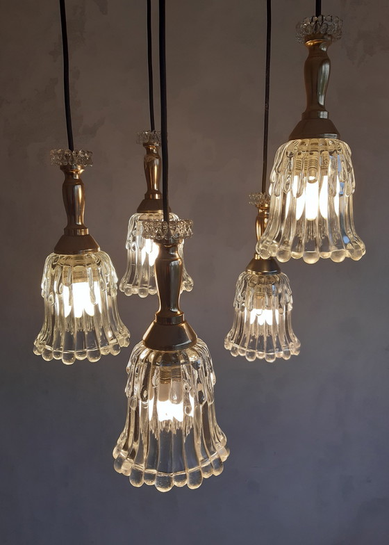 Image 1 of Lampe pendante vintage en cascade dorée avec 5 calices en verre transparent