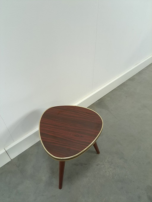 Table d'appoint avec plateau en formica aspect bois brun foncé