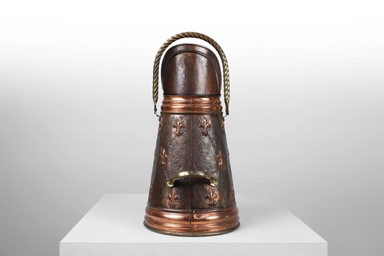 Image 1 of Porte-parapluies en cuivre avec relief martelé d'une scène religieuse, France vers 1900 1900