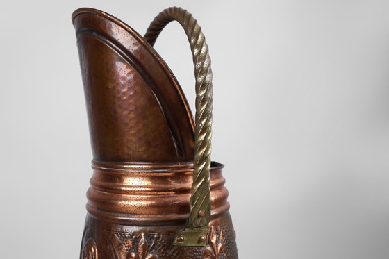 Image 1 of Porte-parapluies en cuivre avec relief martelé d'une scène religieuse, France vers 1900 1900