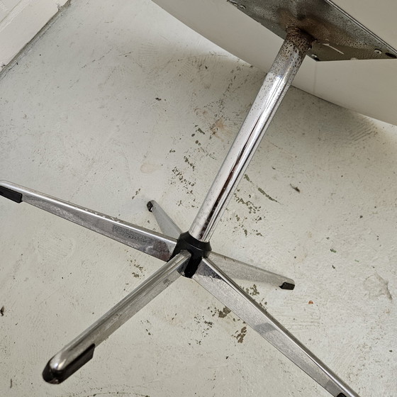 Image 1 of Petite table de salon