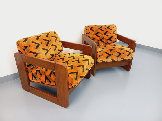 Image 1 of Paire De Fauteuils Traîneau Vintage En Noyer Et Tissu Velours Des Années 70