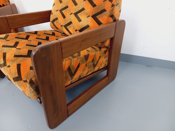 Image 1 of Paire De Fauteuils Traîneau Vintage En Noyer Et Tissu Velours Des Années 70