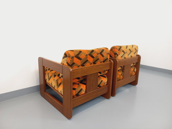 Image 1 of Paire De Fauteuils Traîneau Vintage En Noyer Et Tissu Velours Des Années 70