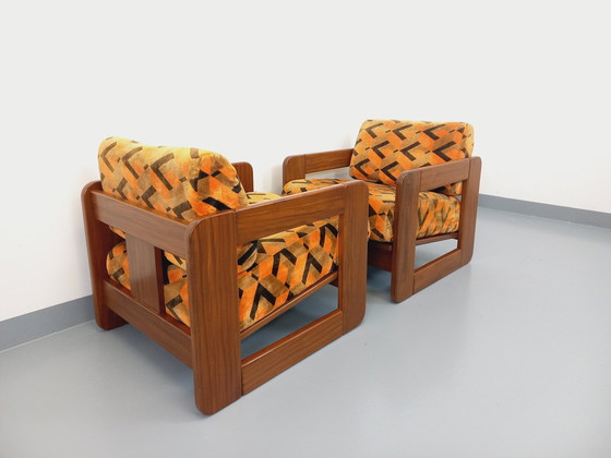 Image 1 of Paire De Fauteuils Traîneau Vintage En Noyer Et Tissu Velours Des Années 70