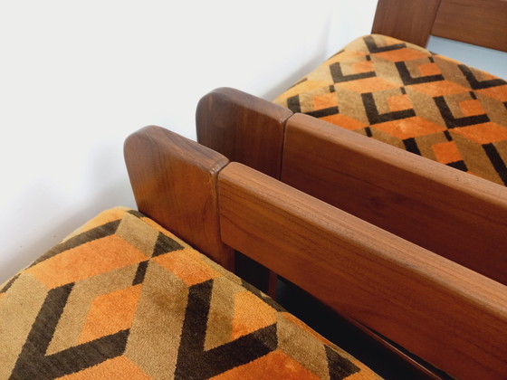 Image 1 of Paire De Fauteuils Traîneau Vintage En Noyer Et Tissu Velours Des Années 70