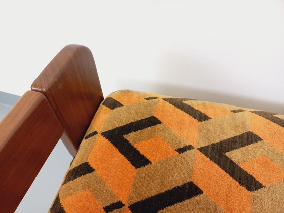 Image 1 of Paire De Fauteuils Traîneau Vintage En Noyer Et Tissu Velours Des Années 70