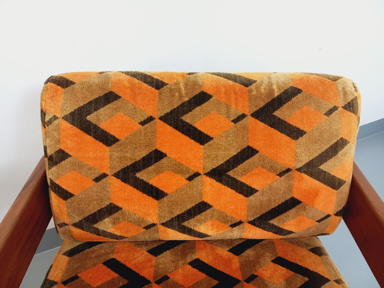 Image 1 of Paire De Fauteuils Traîneau Vintage En Noyer Et Tissu Velours Des Années 70