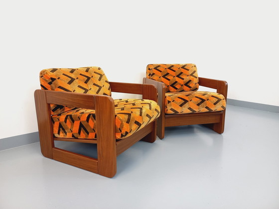 Image 1 of Paire De Fauteuils Traîneau Vintage En Noyer Et Tissu Velours Des Années 70