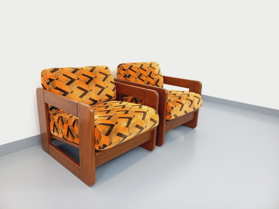 Image 1 of Paire De Fauteuils Traîneau Vintage En Noyer Et Tissu Velours Des Années 70