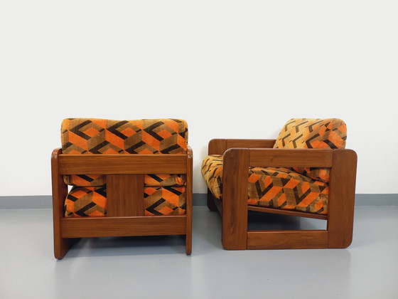 Image 1 of Paire De Fauteuils Traîneau Vintage En Noyer Et Tissu Velours Des Années 70