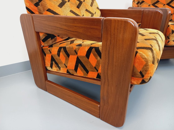 Image 1 of Paire De Fauteuils Traîneau Vintage En Noyer Et Tissu Velours Des Années 70